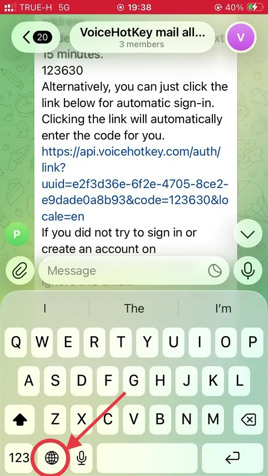 Teclado de iOS con una flecha apuntando a la tecla del globo