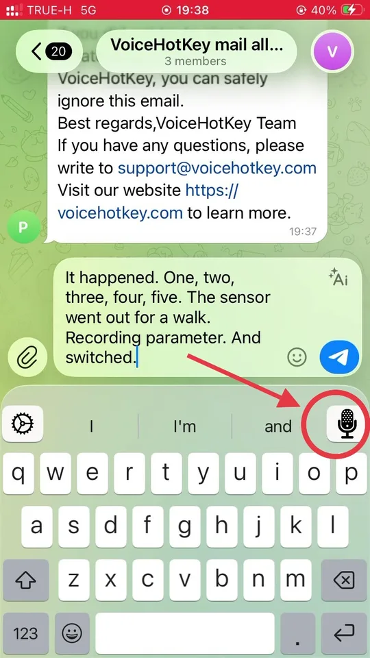 Teclado de VoiceHotKey con una flecha apuntando al botón del micrófono